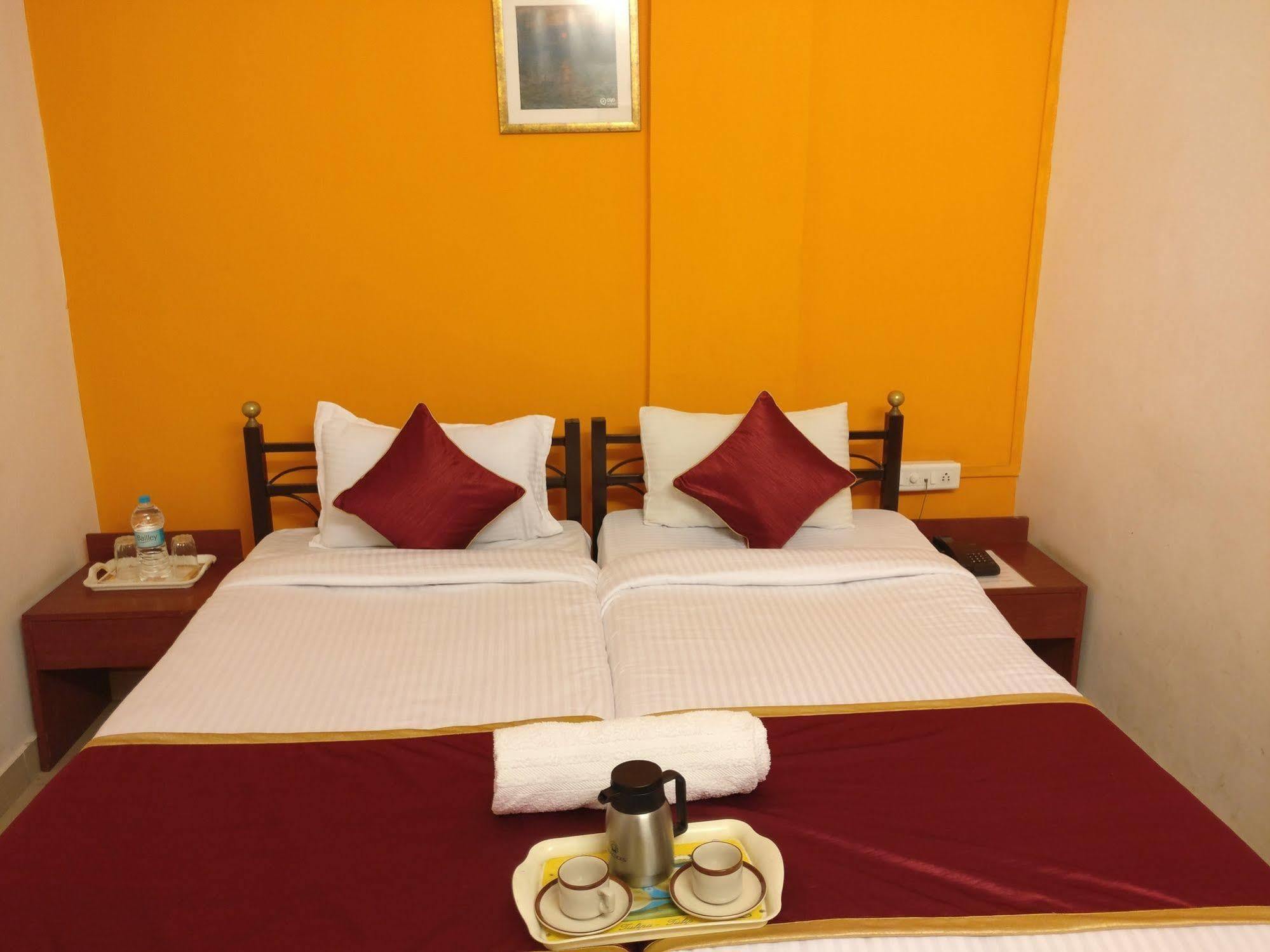 Oyo 1065 Hotel Hmr Royal Inn 浦那 外观 照片