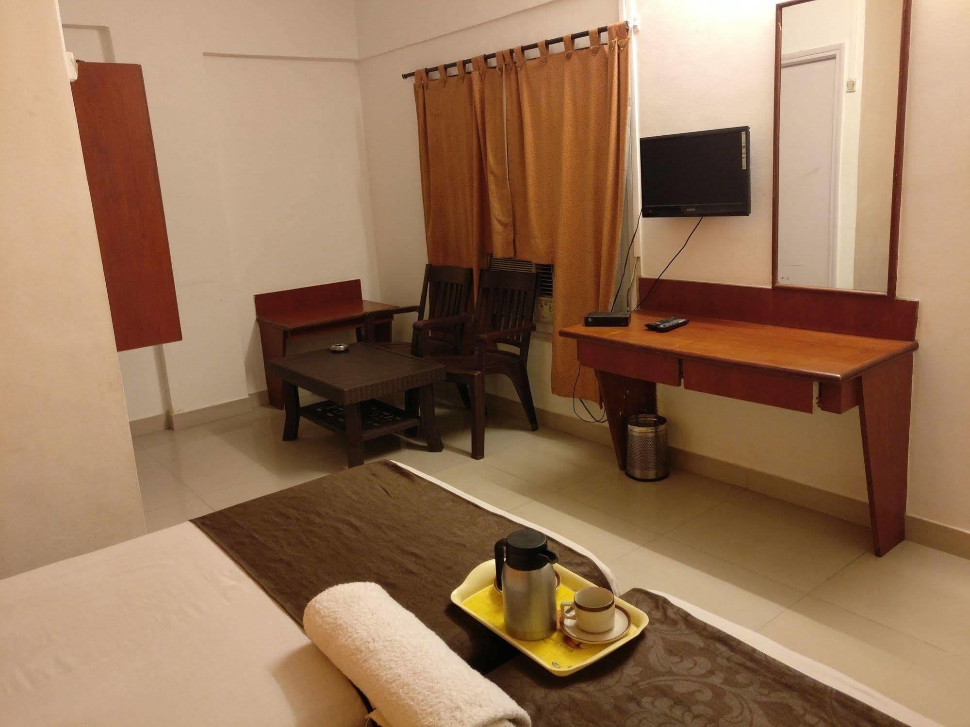 Oyo 1065 Hotel Hmr Royal Inn 浦那 外观 照片