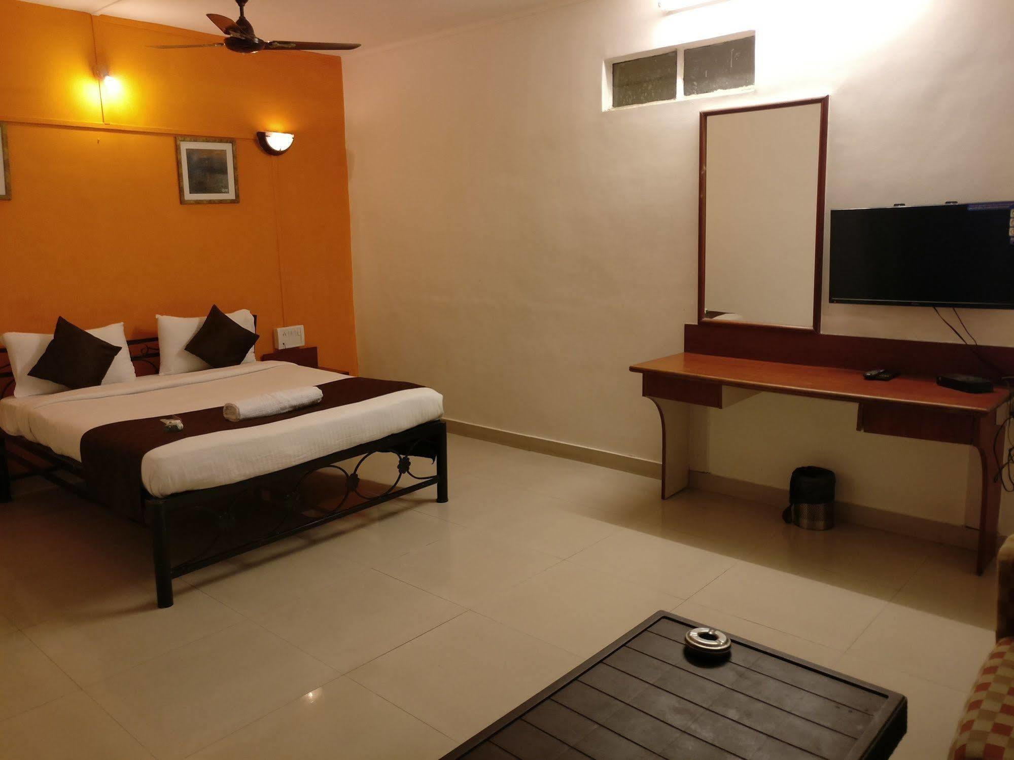 Oyo 1065 Hotel Hmr Royal Inn 浦那 外观 照片