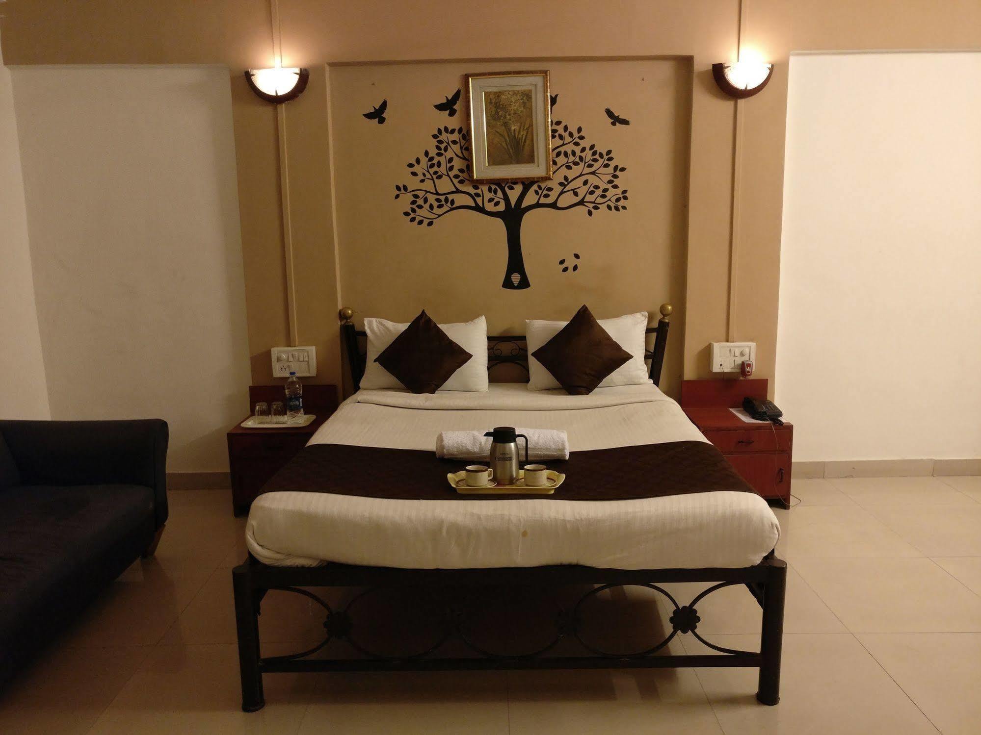 Oyo 1065 Hotel Hmr Royal Inn 浦那 外观 照片