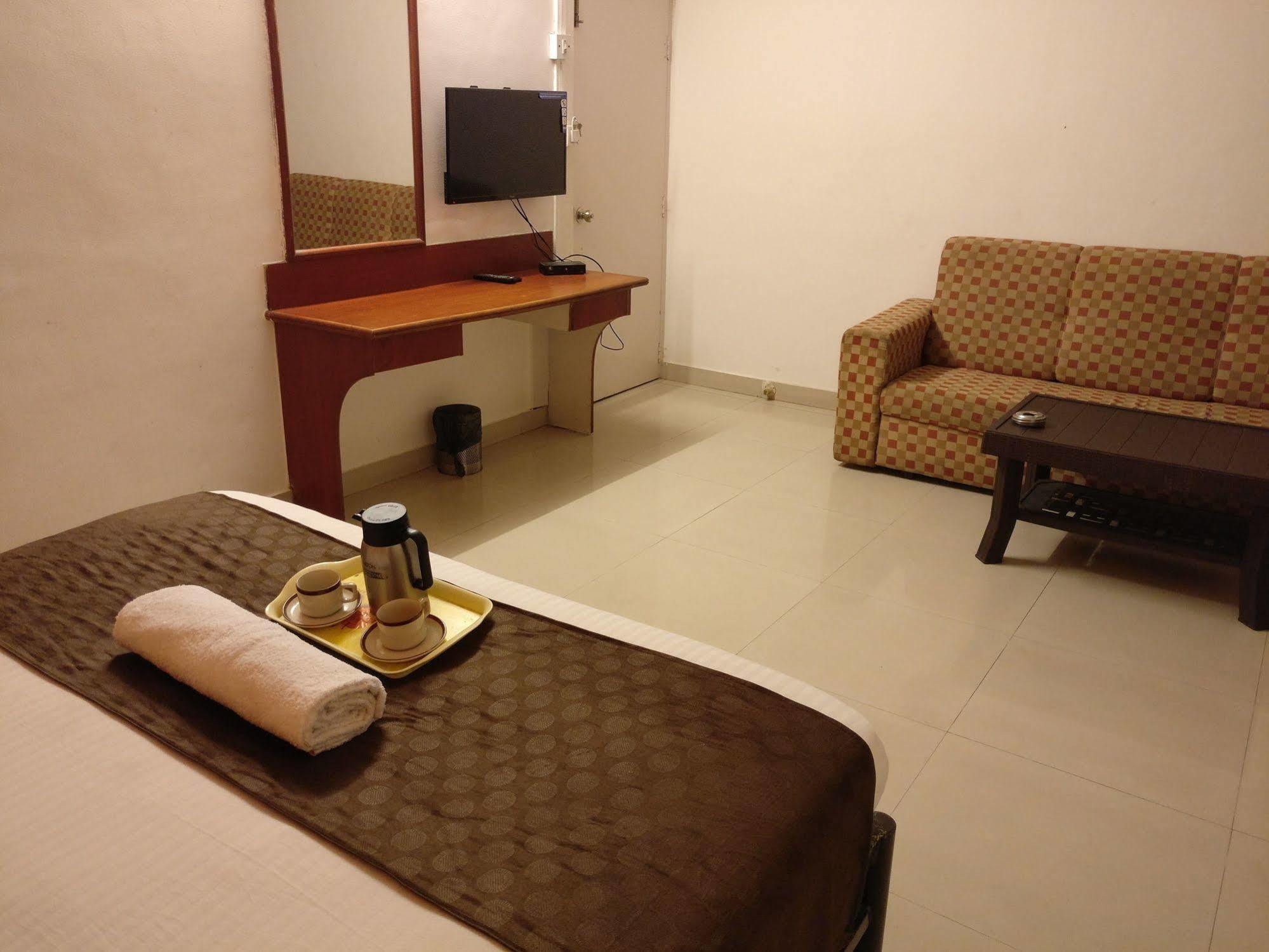 Oyo 1065 Hotel Hmr Royal Inn 浦那 外观 照片