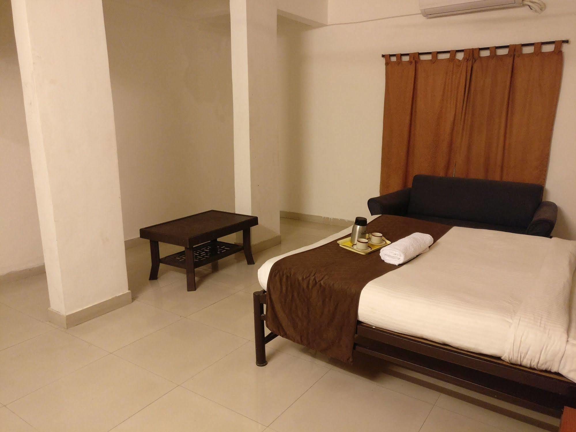 Oyo 1065 Hotel Hmr Royal Inn 浦那 外观 照片